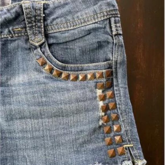 Junior Booty Shorts Size 9 Distressed Distressed Denim Studs - Picture 3 of 3